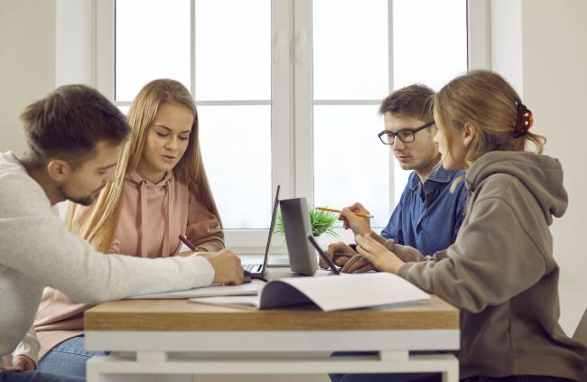 Studenter som samarbeider