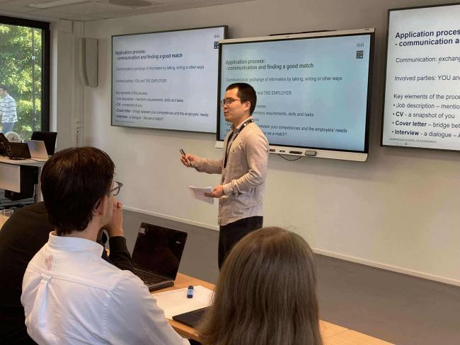 Bilde av en mann som underviser