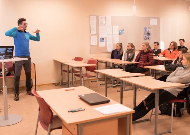 Iver forklarer hvilke jobbmuligheter man har som geolog og geofysiker. Iver Martens på skolebesøk i Tromsdalen videregående skole