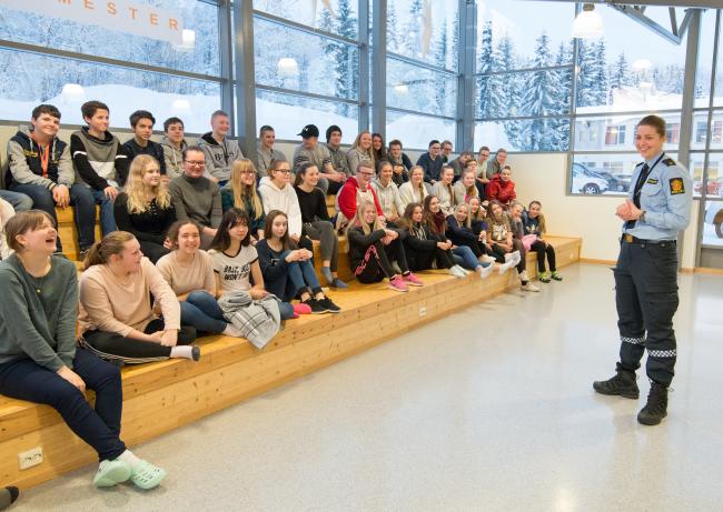 Politibetjent Hanna Dahlsbakken og elever på Ankenes ungdomsskole Politibetjent Hanna Dahlsbakken og elever på Ankenes ungdomsskole