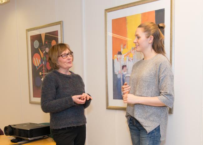 Politibetjent Hanna Dahlsbakken og elever på Ankenes ungdomsskole Merete Leming til venstre, og Silje Bergh til høyre.