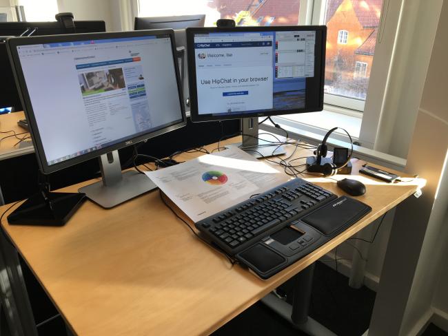 Bilde fra en arbeidsplass der en laminert 4K-modell ligger fremme.