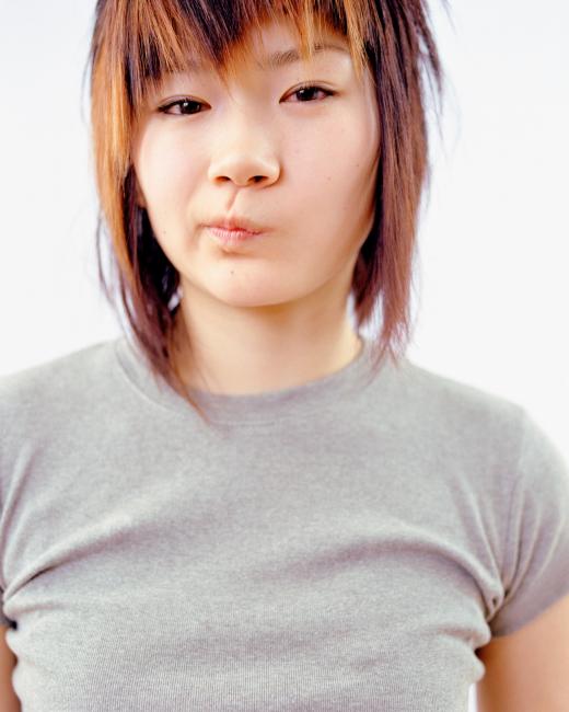 Jente med asiatisk utseende som ser forvirret ut.