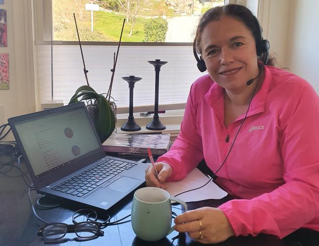 Tone Erdal på hjemmekontor