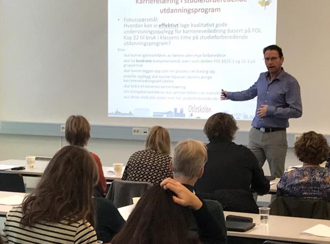 Børt-Erik Berntsen underviser rådgivere.
