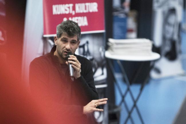Bilde av Leo Ajkic som holder foredrag under Yrkesmessen i Haugesund.